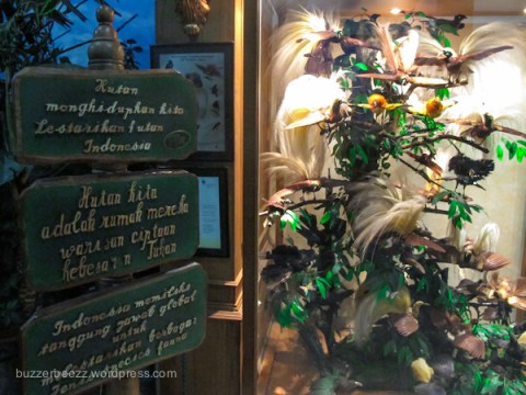 Papan berisi pesan untuk melestarikan alam