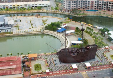 Replika kapal Flor De La Mar dari atas Menara Taming Sari