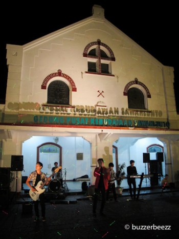 Pentas seni di depan Gedung Pusat Kebudayaan