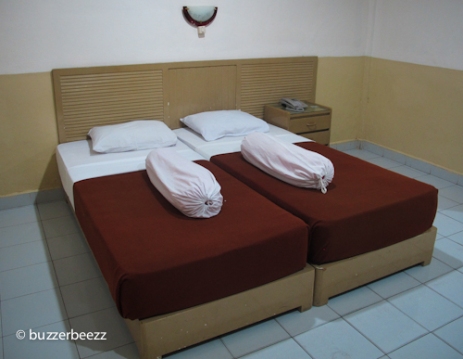 Twin bed yang dipersatukan demi keberlangsungan honeymoon kami