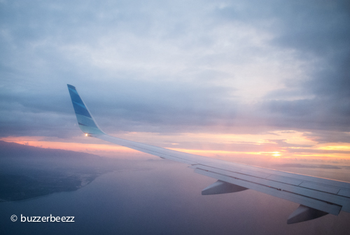 Melihat sunset dari dalam pesawat di langit Semarang