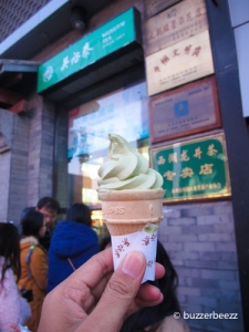 Es krim matcha enak di Wangfujing. Musim dingin makan es krim, siapa takut?