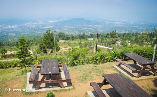 Sambil duduk-duduk di sini bisa lihat pemandangan Kabupaten Semarang